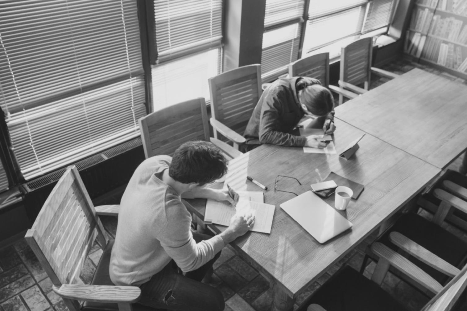 Workspace mit strukturierten Lernmaterialien